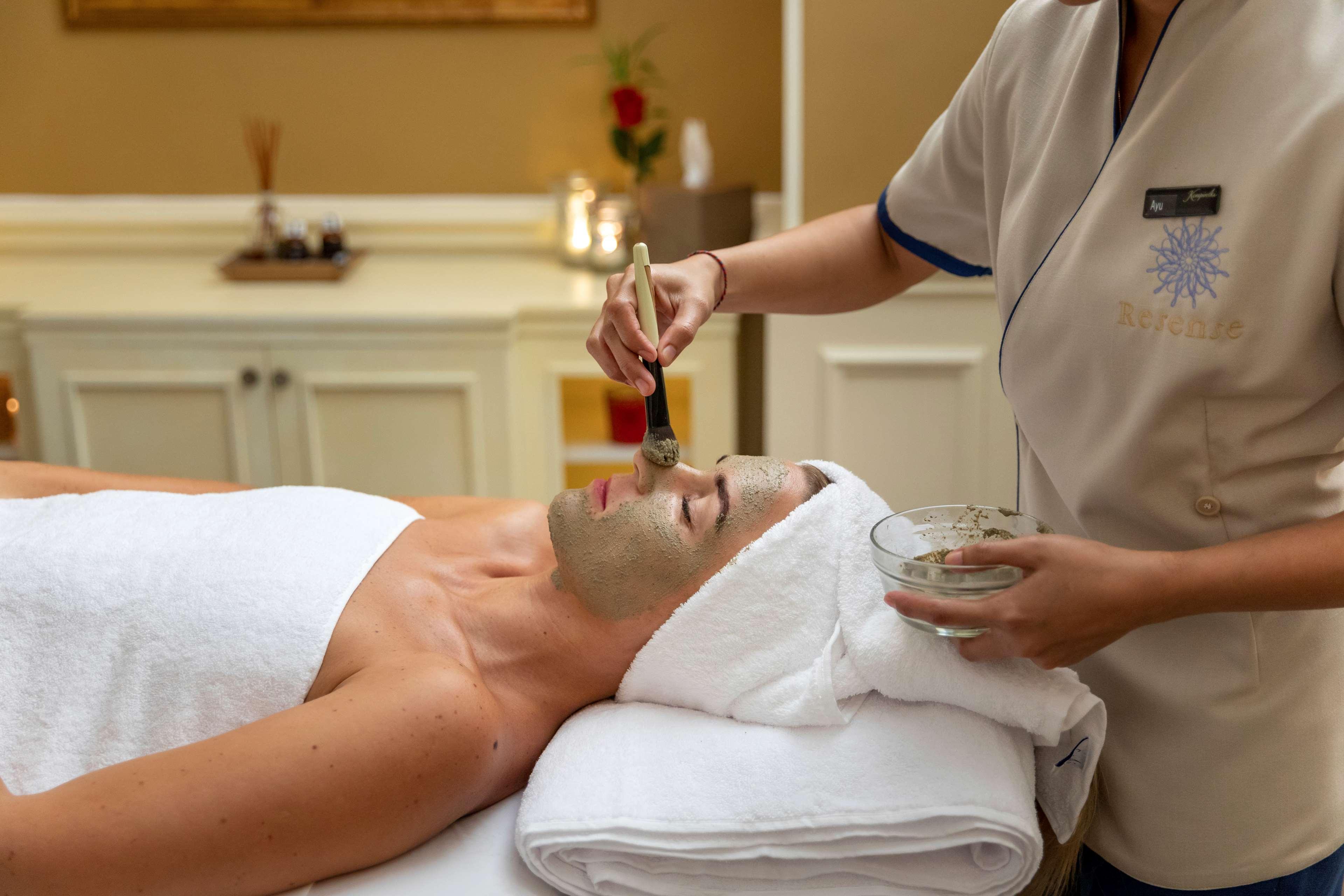 Royal Maxim Palace Kempinski קהיר מראה חיצוני תמונה A man receiving a facial treatment