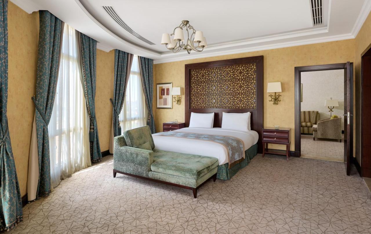 Royal Maxim Palace Kempinski קהיר מראה חיצוני תמונה A bedroom at the Jumeirah Emirates Towers Hotel