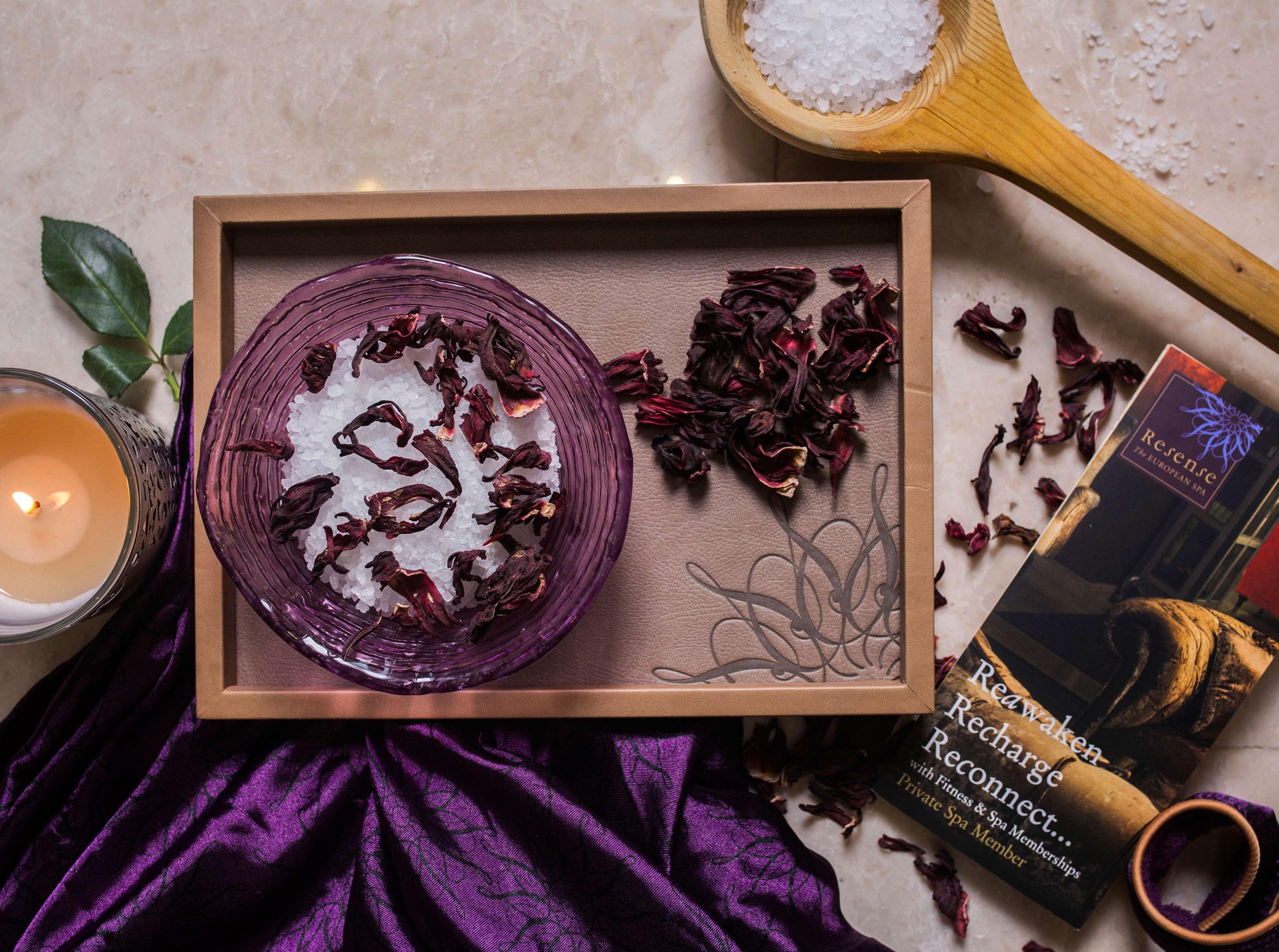 Royal Maxim Palace Kempinski קהיר מראה חיצוני תמונה A spa tray with a candle, bath salts, and a book