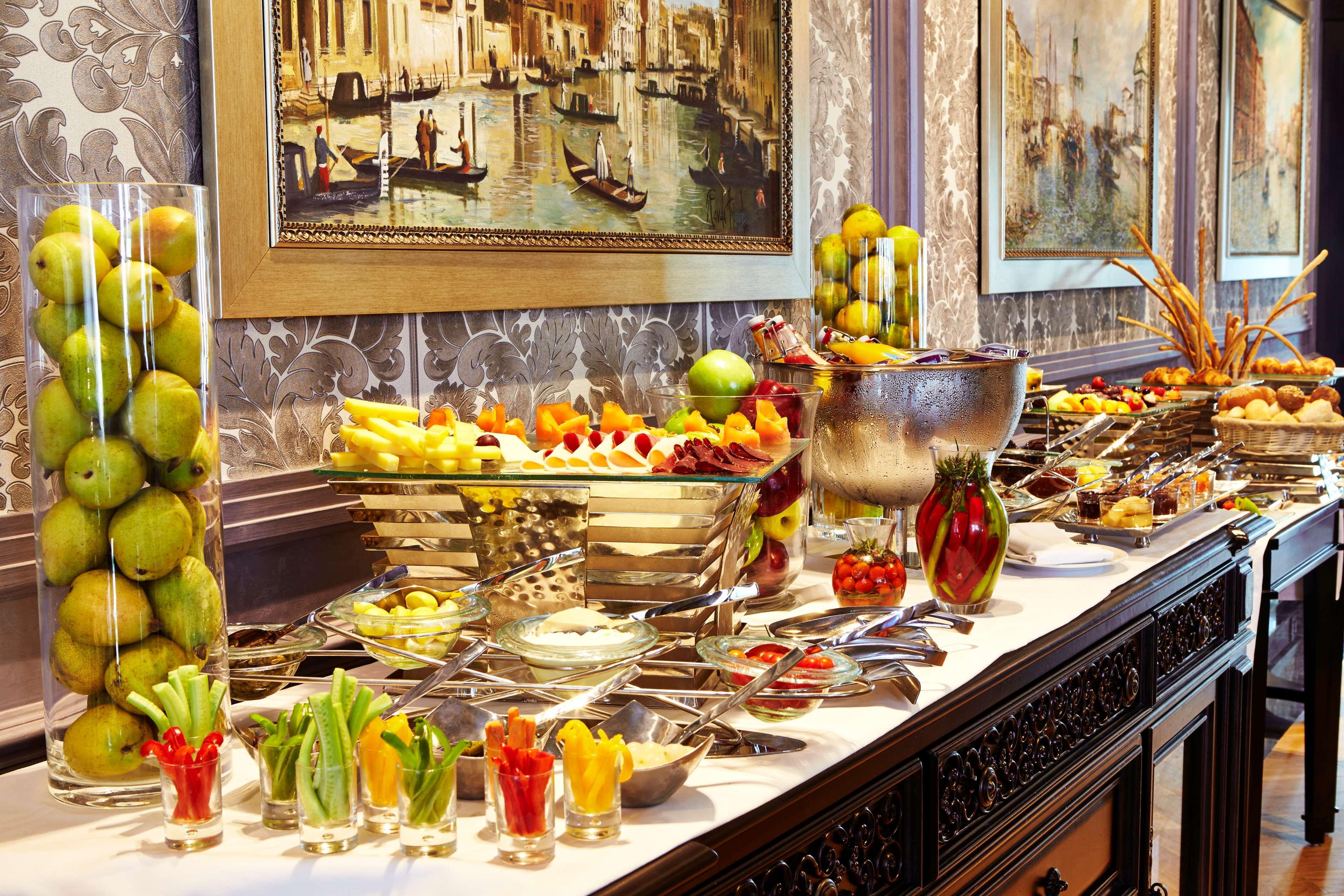 Royal Maxim Palace Kempinski קהיר מראה חיצוני תמונה A buffet at a hotel