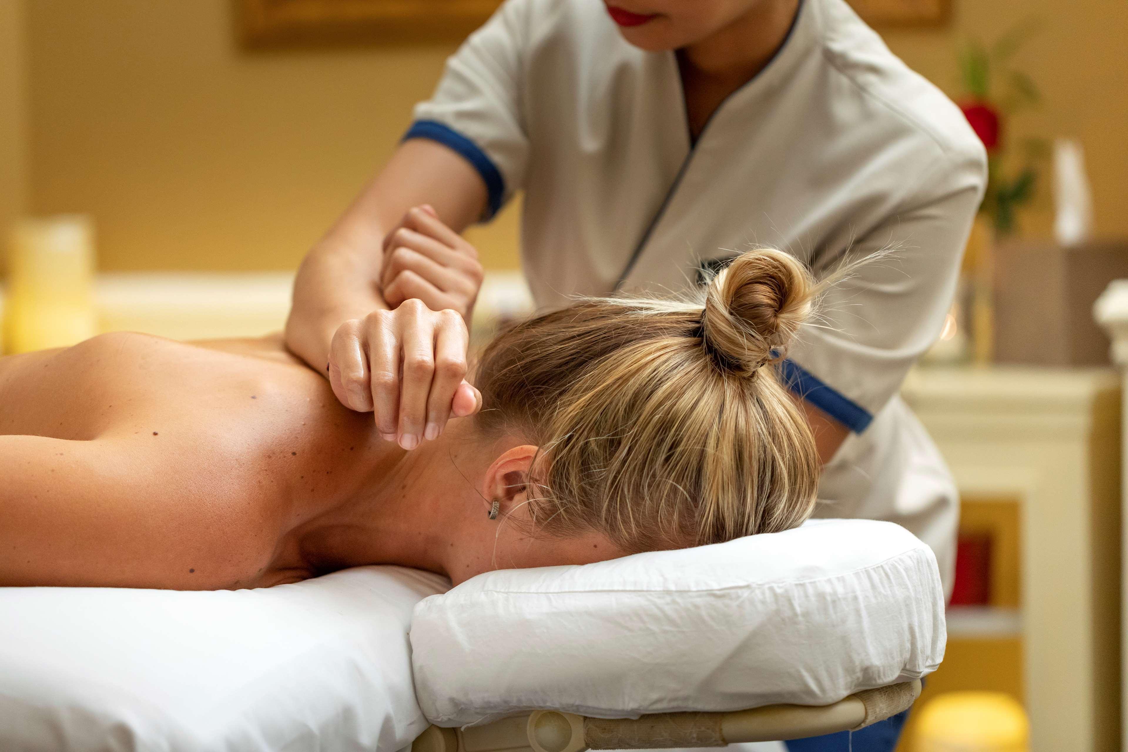 Royal Maxim Palace Kempinski קהיר מראה חיצוני תמונה A chiropractor treating a patient