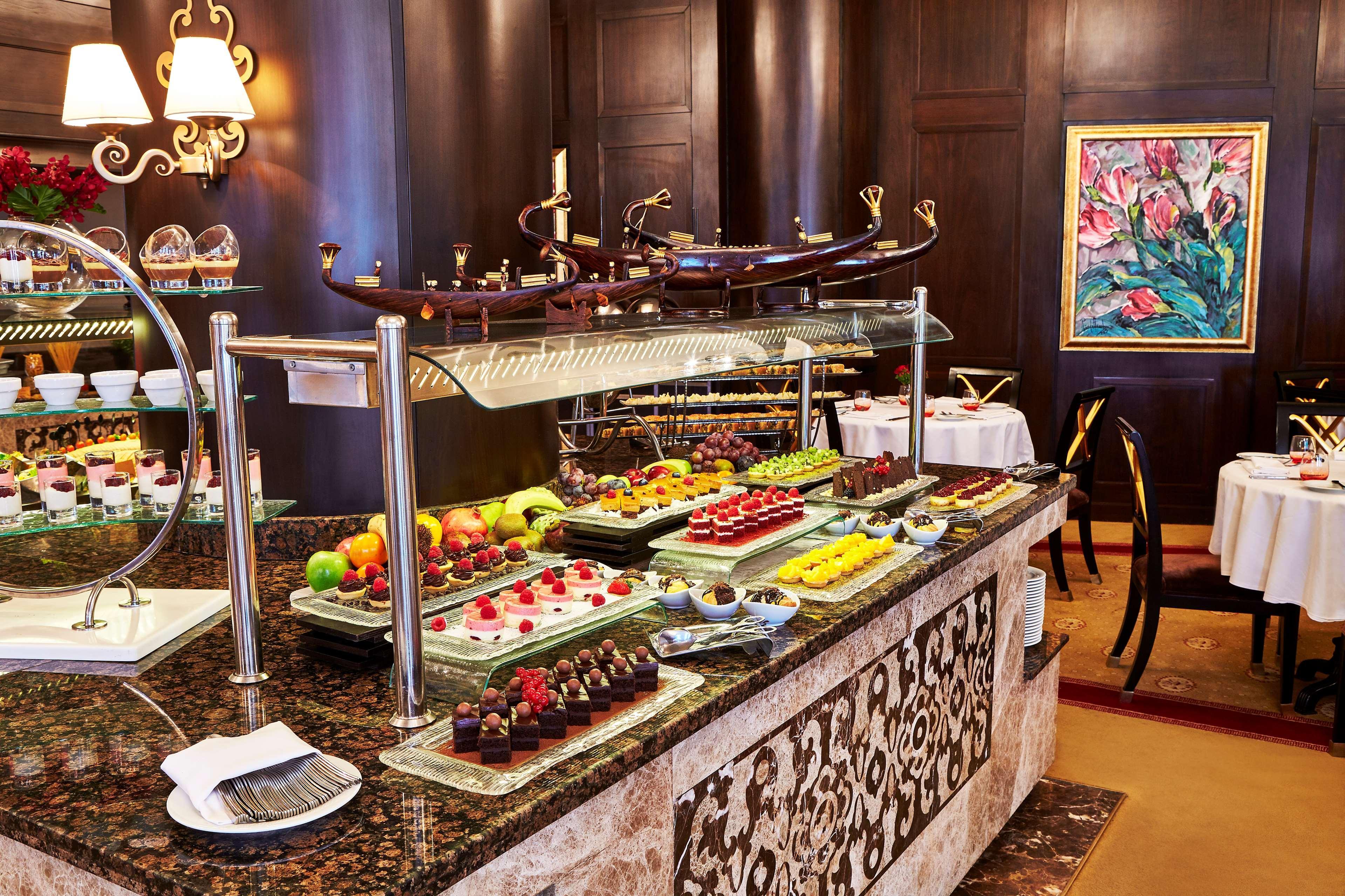Royal Maxim Palace Kempinski קהיר מראה חיצוני תמונה A buffet at a hotel